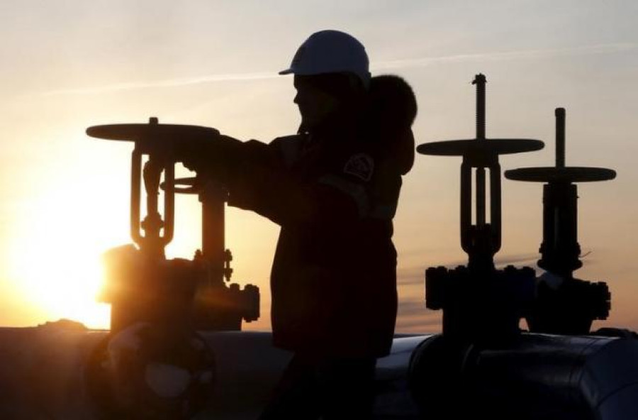 Oil prices rise, signs mount that market is bottoming out