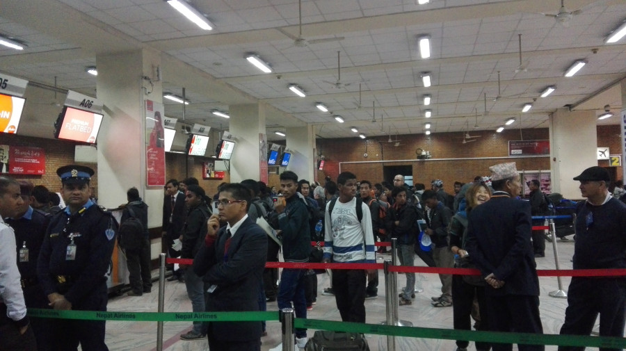 Int'l passenger traffic drops for first time in 13 years