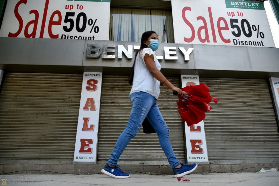 Durbarmarg-based traders pull down shutters to protest govt raids (with photos)