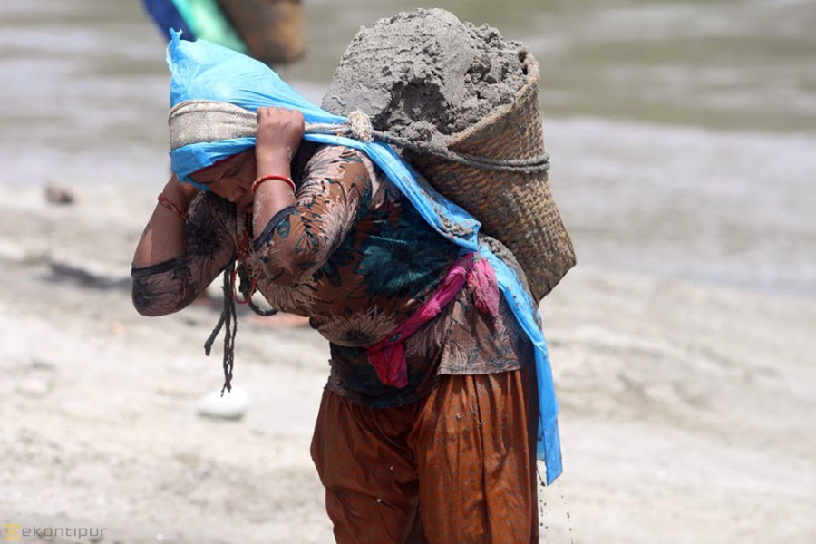 Sand mining on the banks of Trishuli River (in photos)