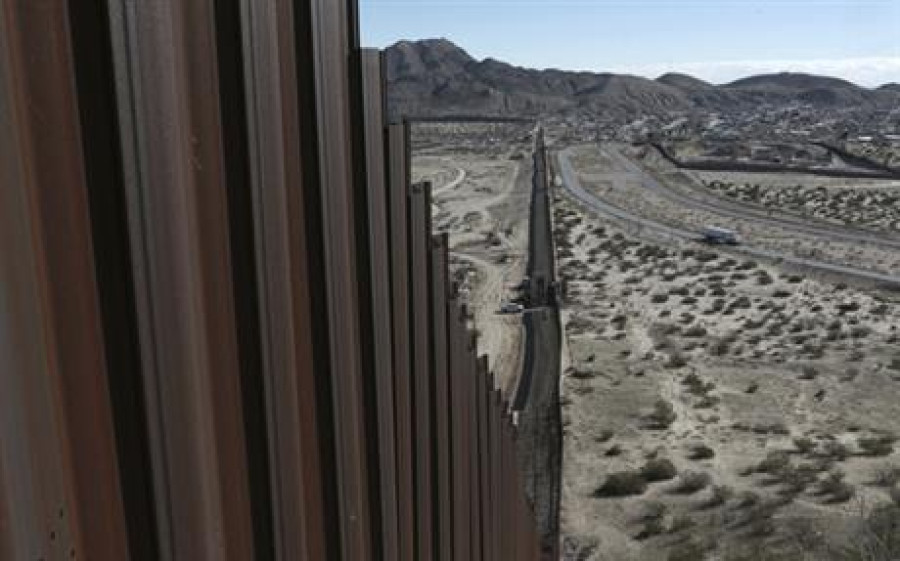 Agency plans to award Mexico border wall contracts by April 
