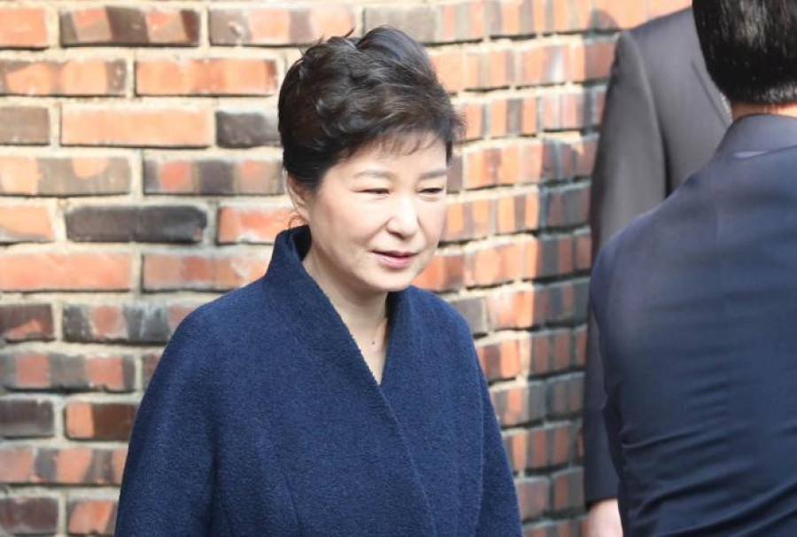 S.Korea's Park apologises, promises cooperation in graft probe