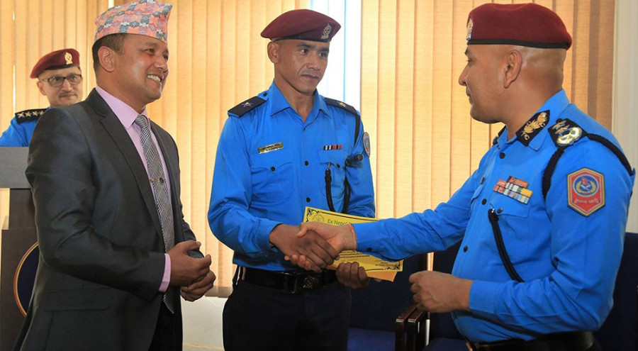 Policeman who threw away bomb felicitated 