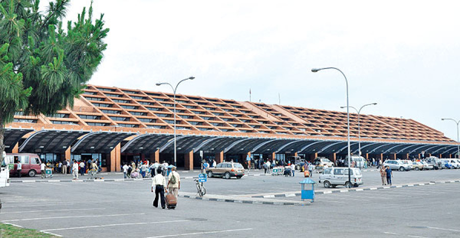 Chinese man held with undeclared gold from TIA 