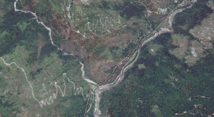 Flood obstructs traffic movement along Beni-Jomsom road section 