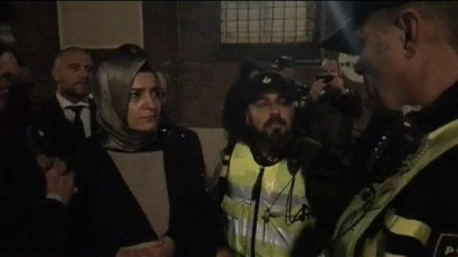 Turkey referendum: Dutch expel Erdogan's minister amid protests