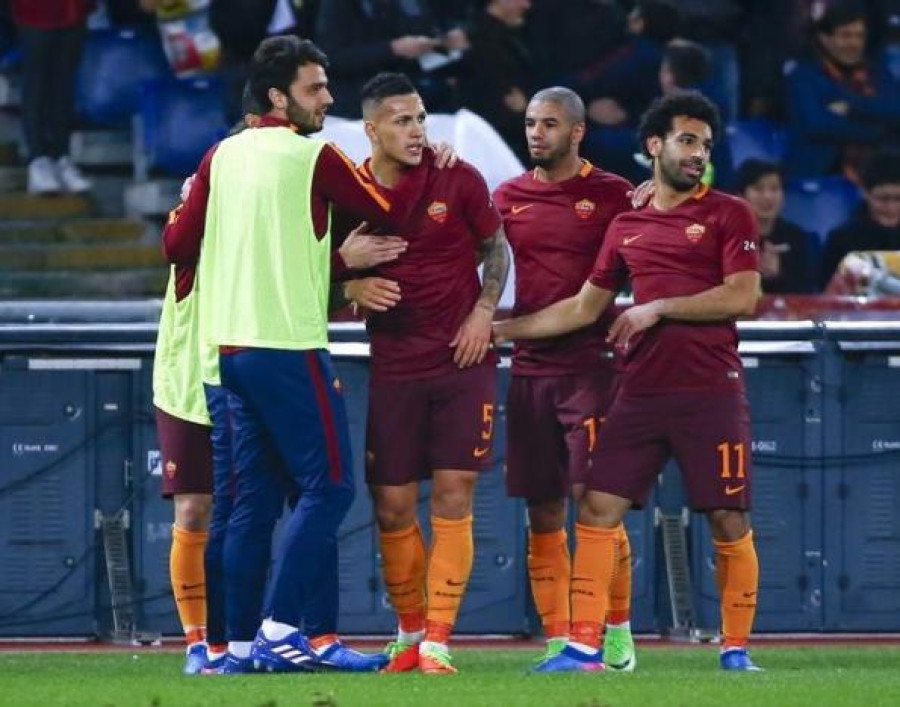 Napoli, Roma win to keep faint title hopes alive