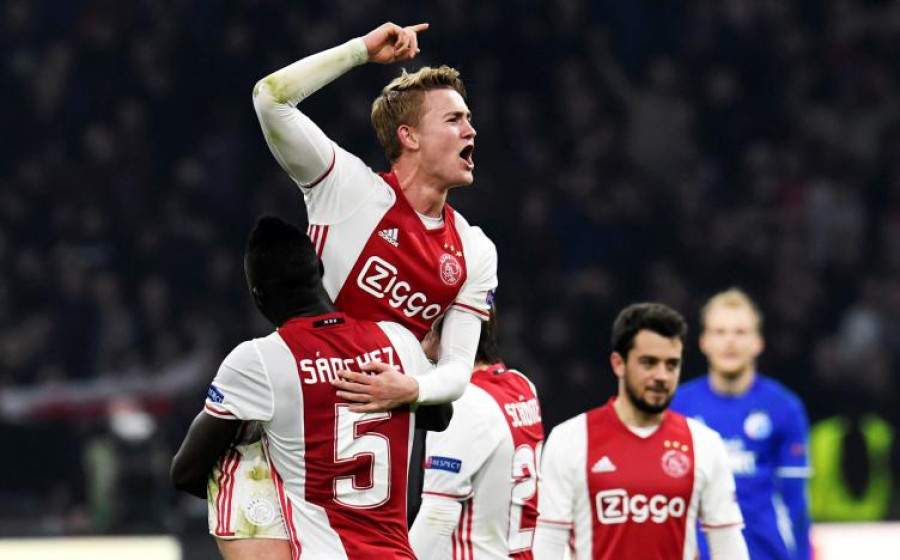 Ajax win, United held, crowd trouble delays Lyon match