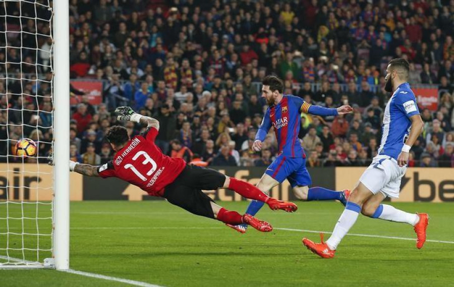 Messi penalty rescues win for Barcelona