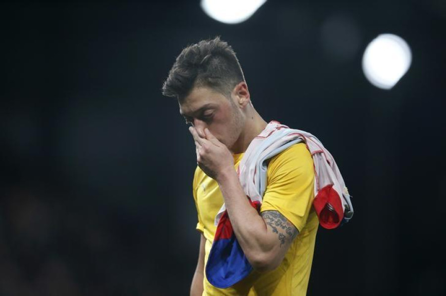 Contract talks can wait, says Arsenal's Ozil