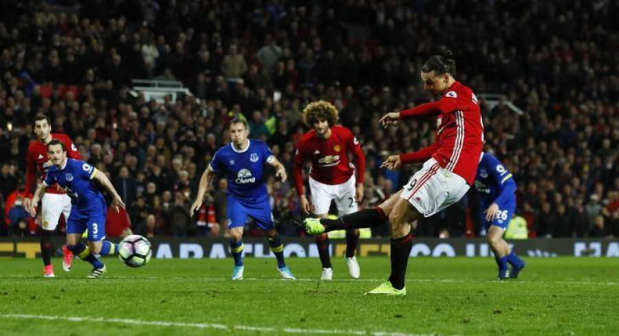 Late Ibra penalty saves Man Utd, more Sunderland woe