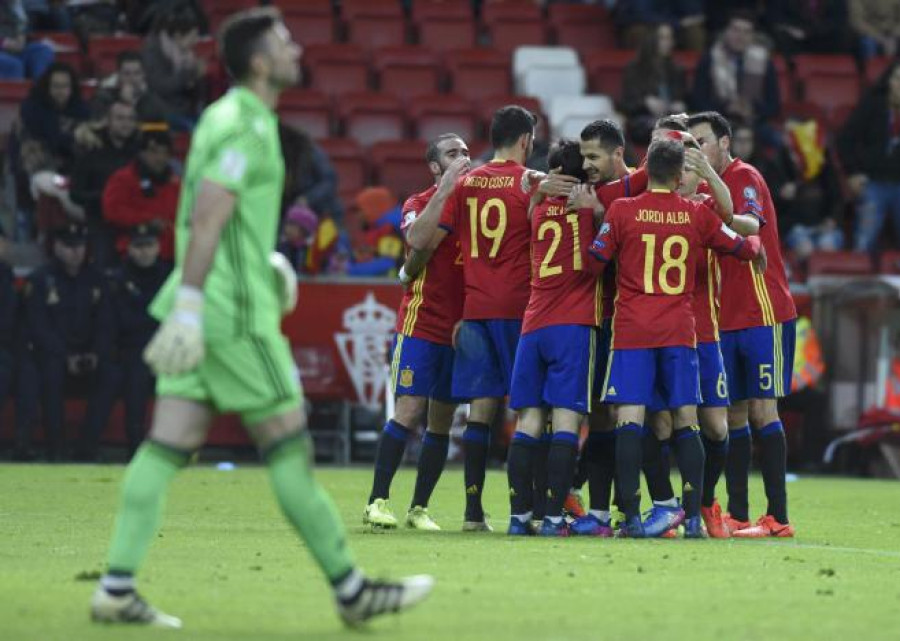 Spain ease to 4-1 victory over Israel to stay top of group