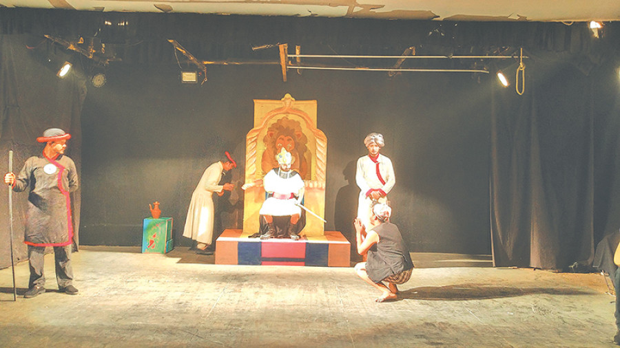 A lunatic king in town 