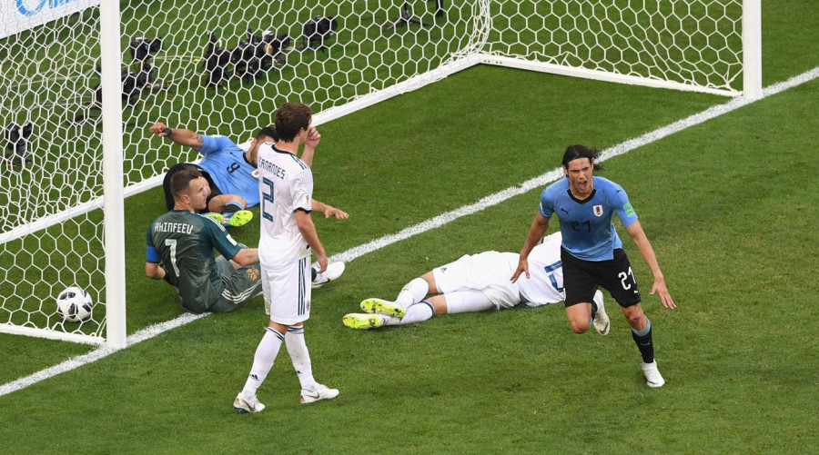 Brilliant Cavani brace fires Uruguay into last eight