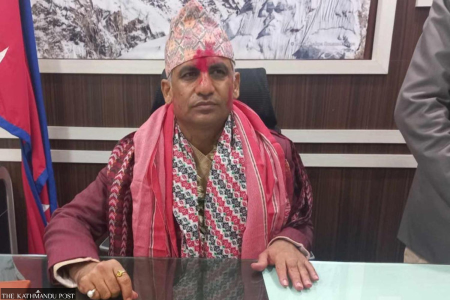 Group pelts stones at Koshi chief minister’s vehicle