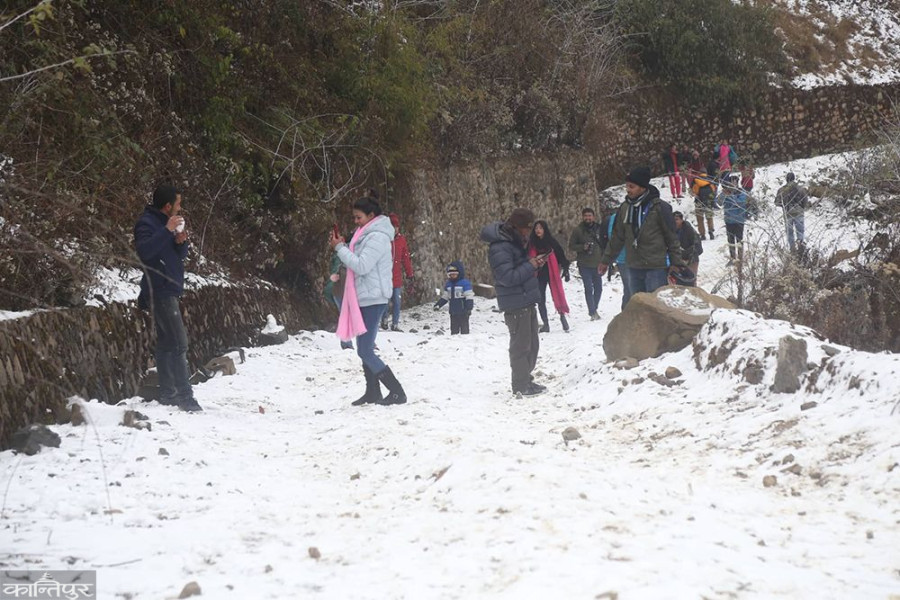People flock to hills surrounding Valley to enjoy snow (In photos)