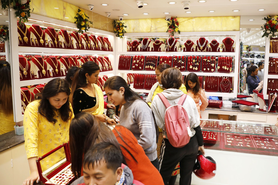 Gold hits new peak of Rs75,500 per tola