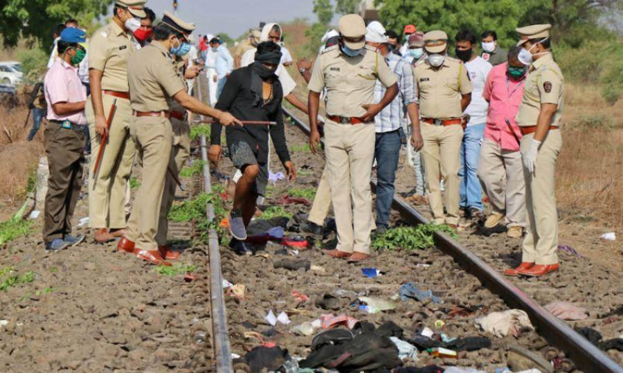 India train crushes migrant workers killing 14