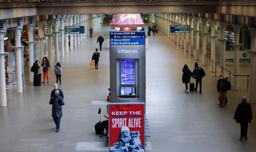 World closes borders to Britain as new coronavirus strain breeds panic