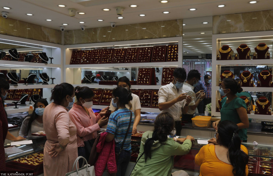 Gold rallies despite dip in incomes as markets reopen