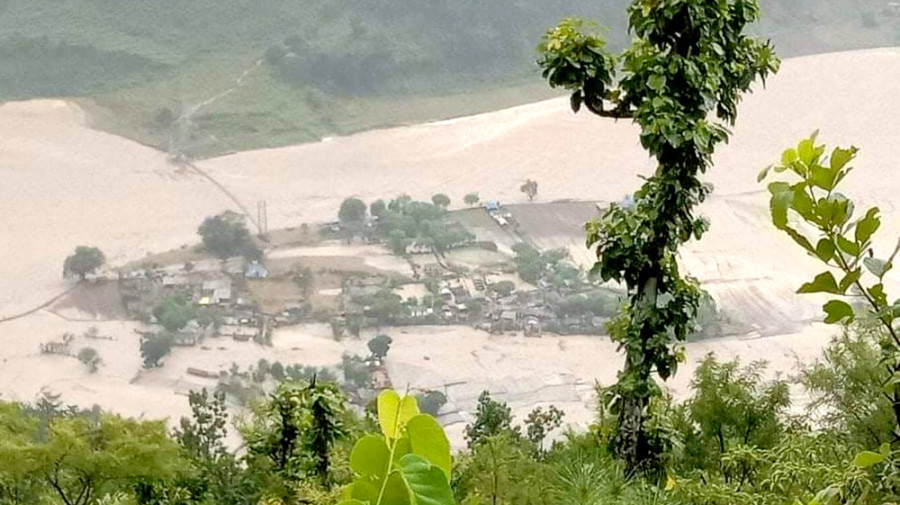  Floods from Seti River enter Dhungad settlement in Baitadi