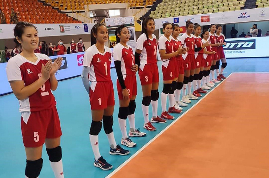 Women’s volleyball team off to winning start, men’s team lose