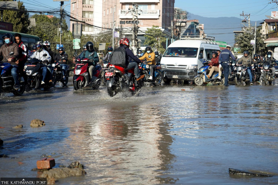 Water mains burst in Lainchaur causes inconvenience to road traffic and pedestrians