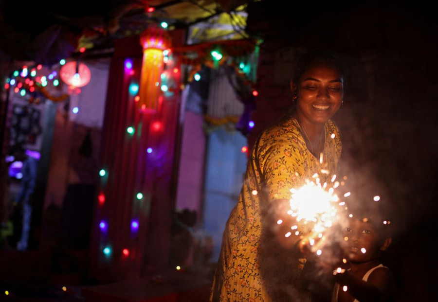 Delhi Residents Defy Diwali Firecracker Ban Pollution Spikes 0825