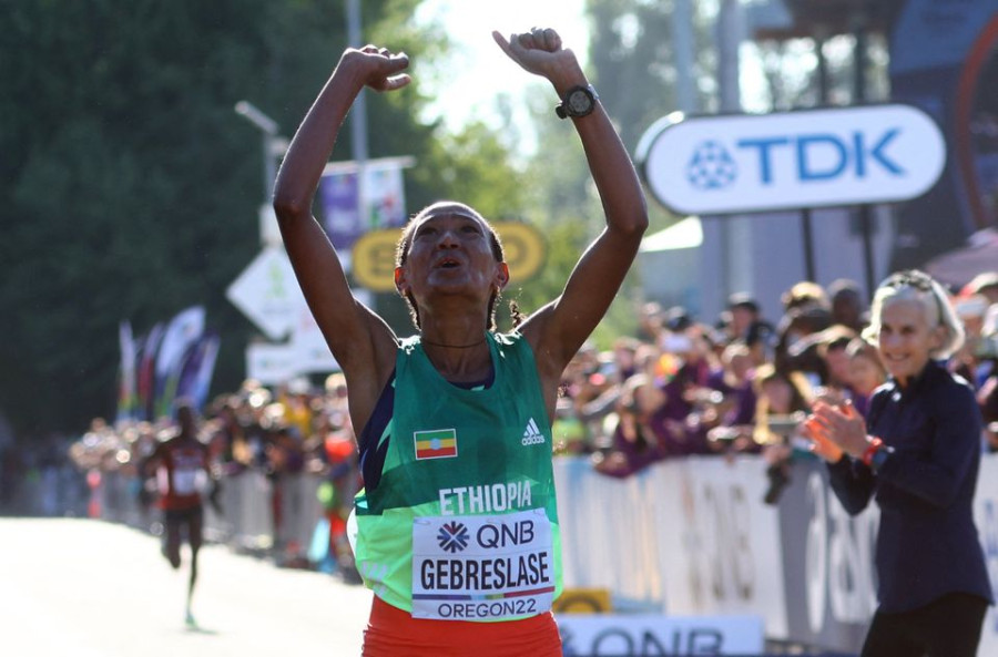 Gebreslase wins world marathon title in championship-record time