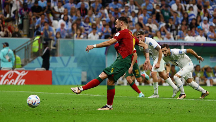 Fernandes double fires perfect Portugal through to World Cup last 16