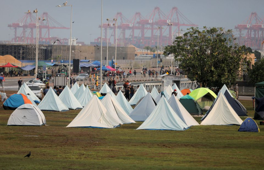 Sri Lanka PM offers protesters talks as opposition eyes no-confidence vote