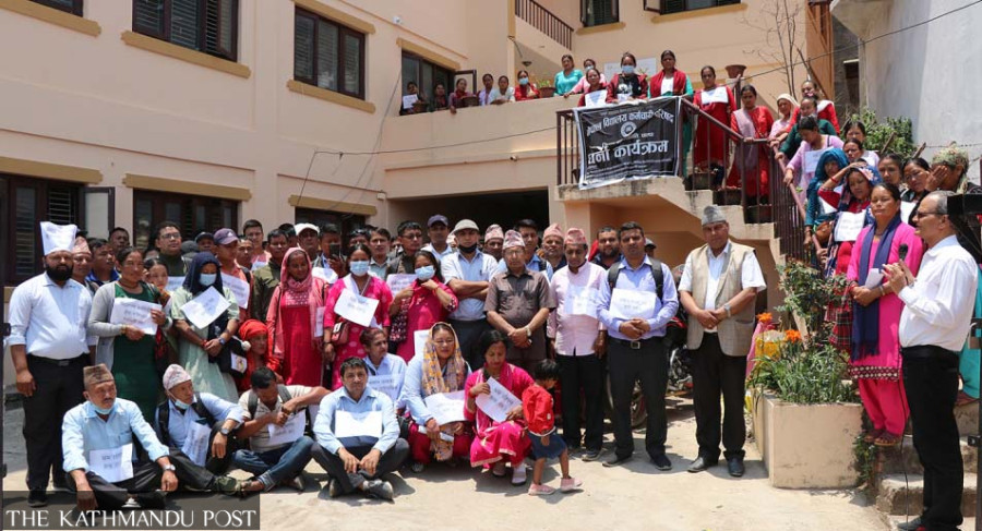 Authorities request public school employees to end protest