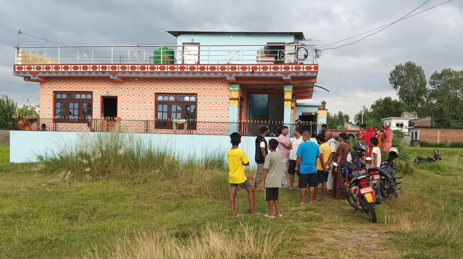 Armed group robs house