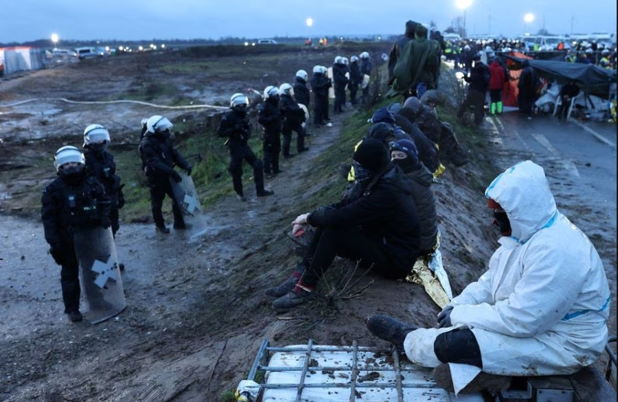 Police move on coal mine protesters barricaded in abandoned German village