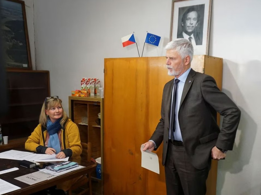 Former NATO general, ex-prime minister seen leading Czech presidential election