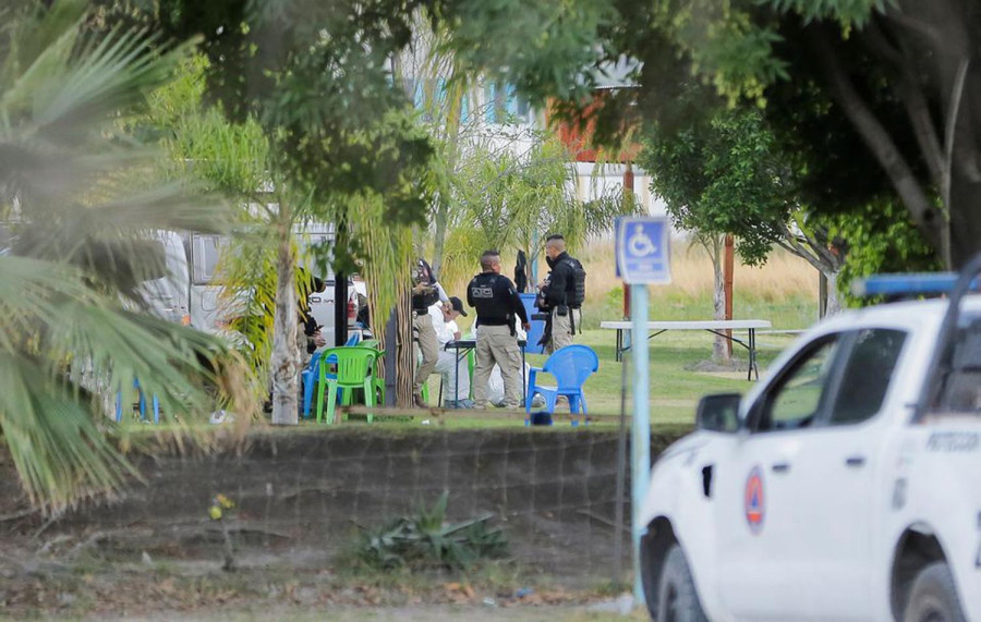 Gunmen storm Mexican resort, kill 7, including child