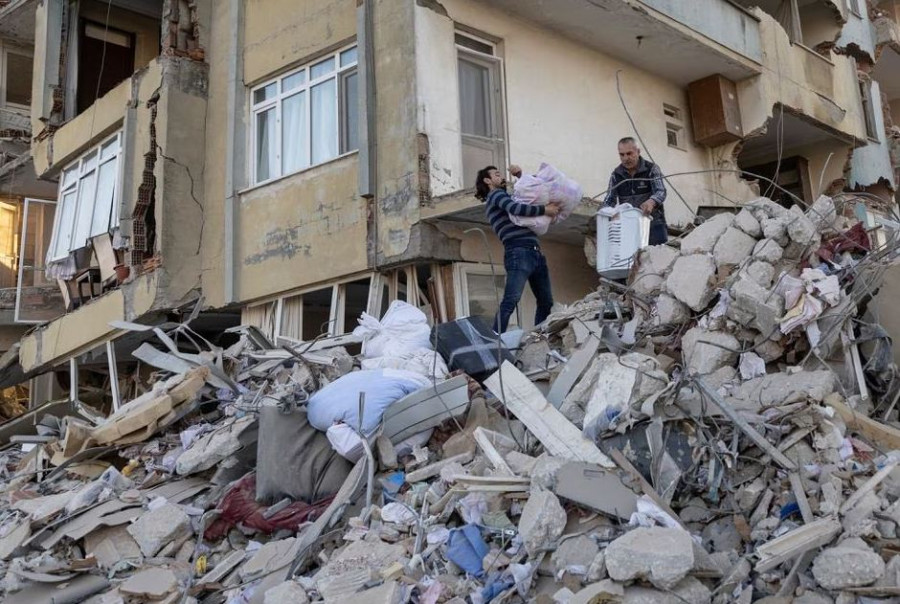 Turkey investigates building contractors as quake toll rises