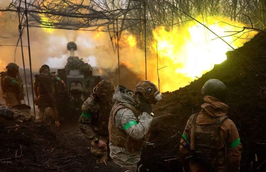 Ukrainians said to pull back in Bakhmut as Moscow launches new push