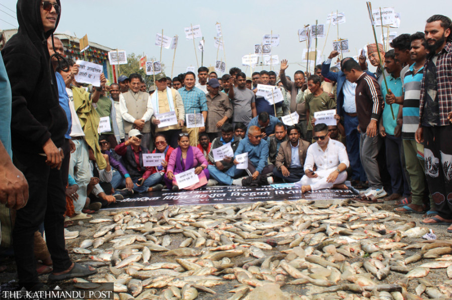 Fishermen disrupt East-West highway