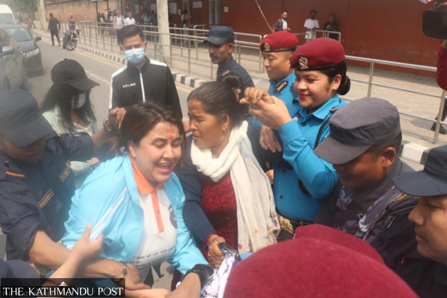 Six arrested for protesting in front of Russian embassy