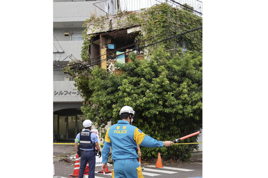 Quake with 7.1 magnitude hits western Japan, tsunami alerts issued -NHK