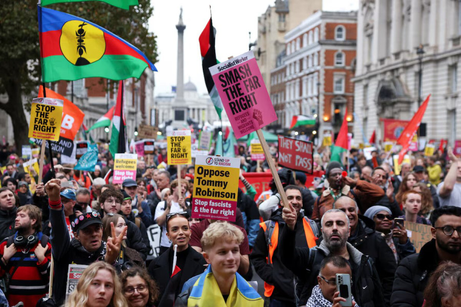 Police presence as rival London marches begin