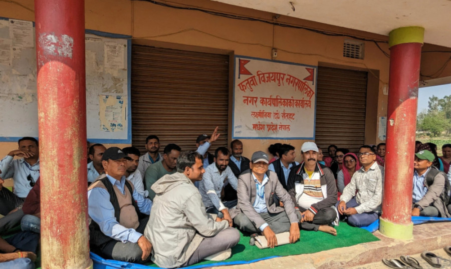 Unpaid teachers end protest after deal