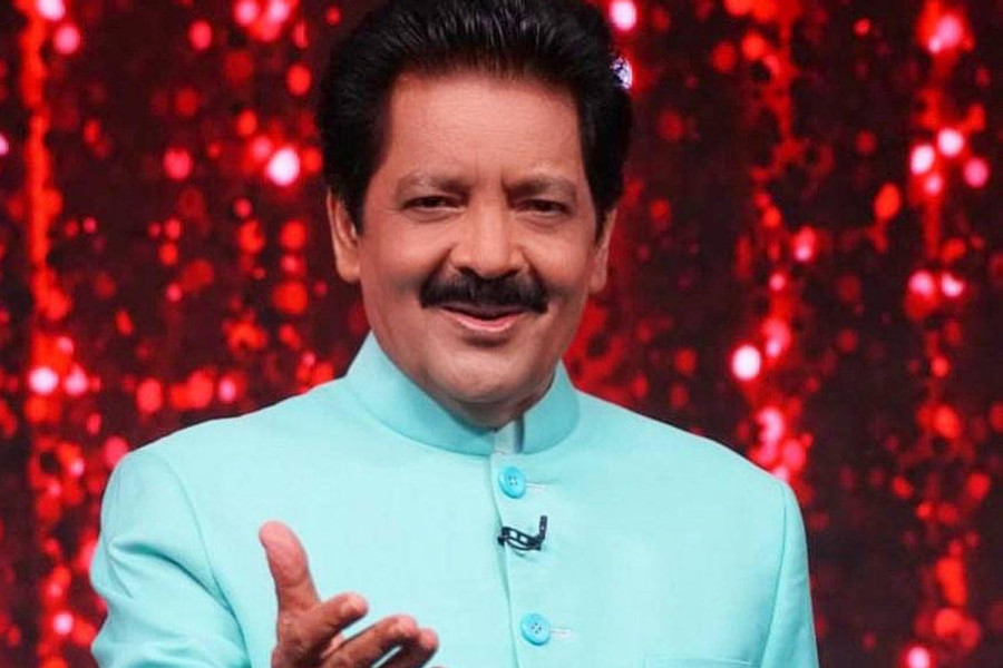 Singer Udit Narayan kisses a fan. Faces backlash