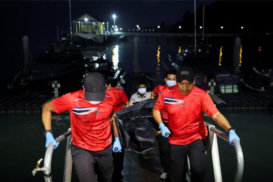 Malaysia searches for Rohingya after boat sinks, toll climbs to 21