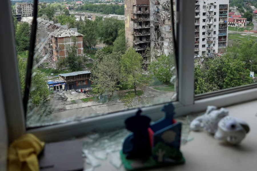 Russian and Ukrainian troops battle in ruins of Pokrovsk