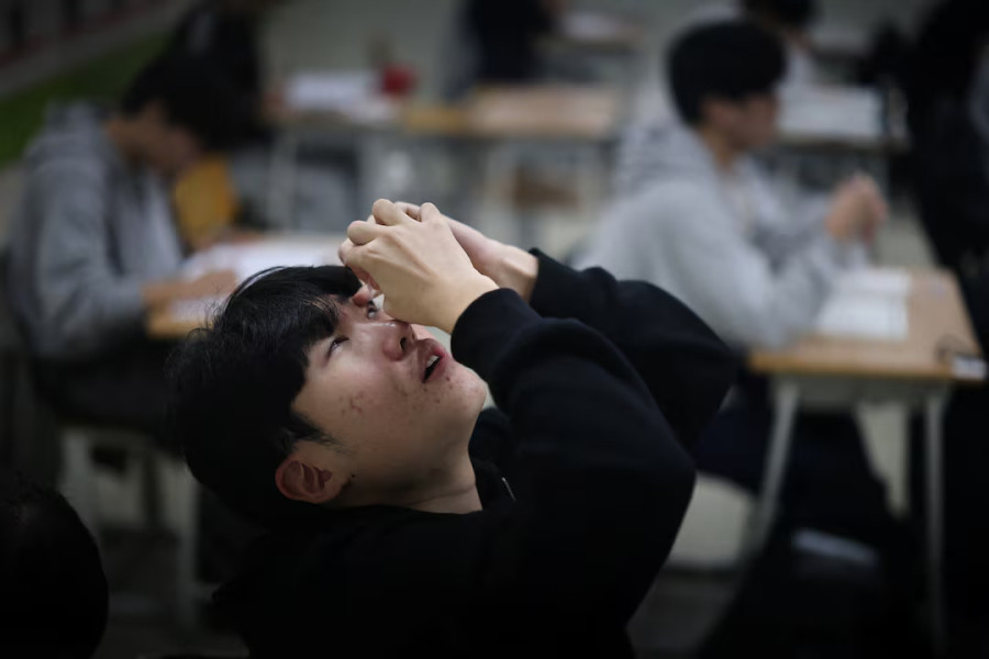South Korea bans flights as 500,000 take crucial university admission test