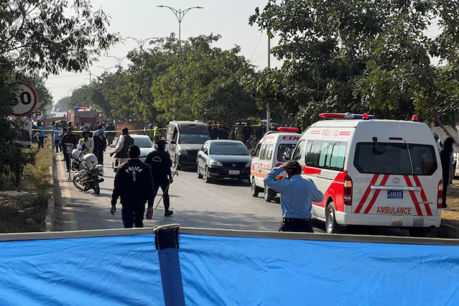 Suicide bomber kills 12 outside court in Pakistan capital