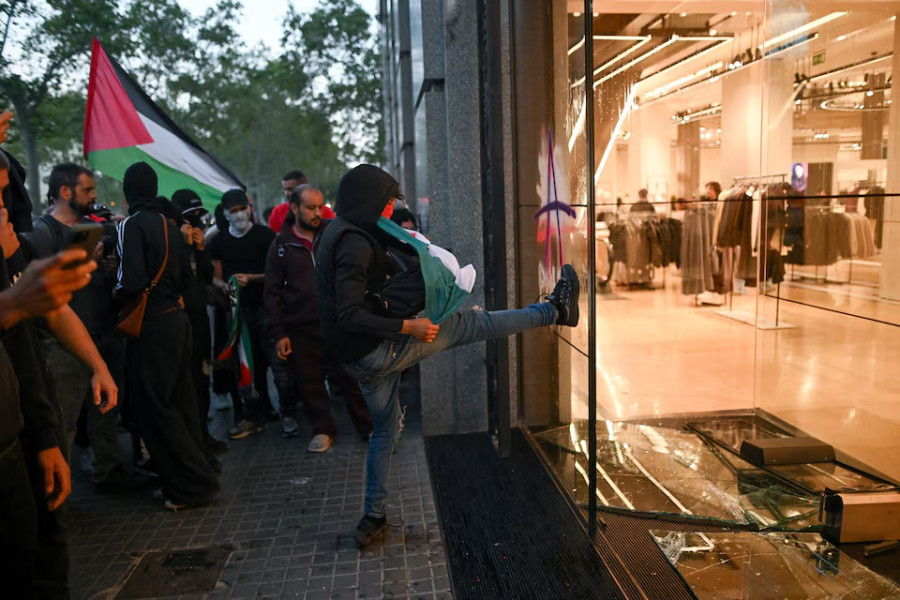 Eight arrested, 20 police hurt in clashes at Spanish Palestine march