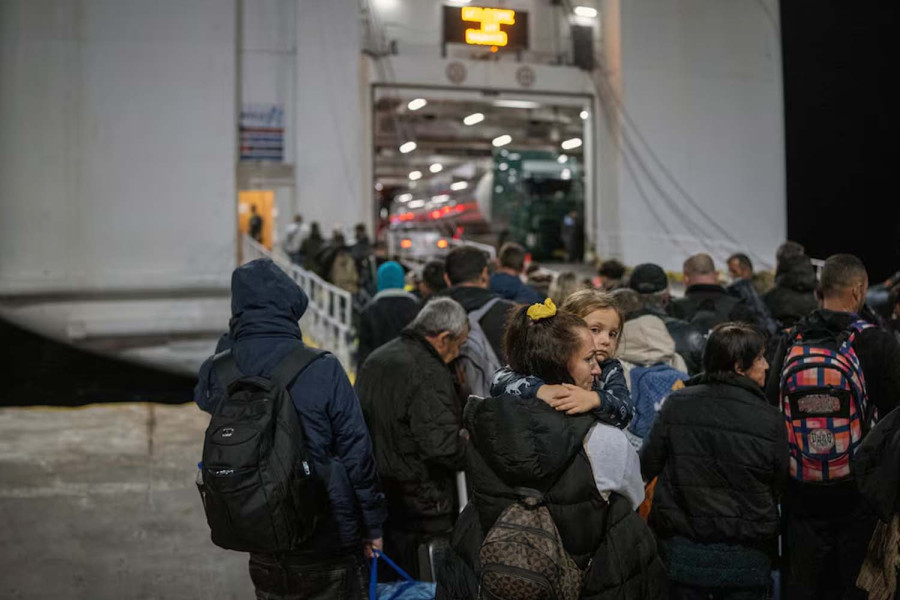 Hundreds flee Santorini as quakes disrupt life